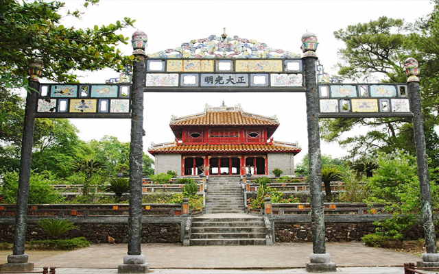 Lăng Minh Mạng - địa điểm du lịch nổi tiếng ở Huế